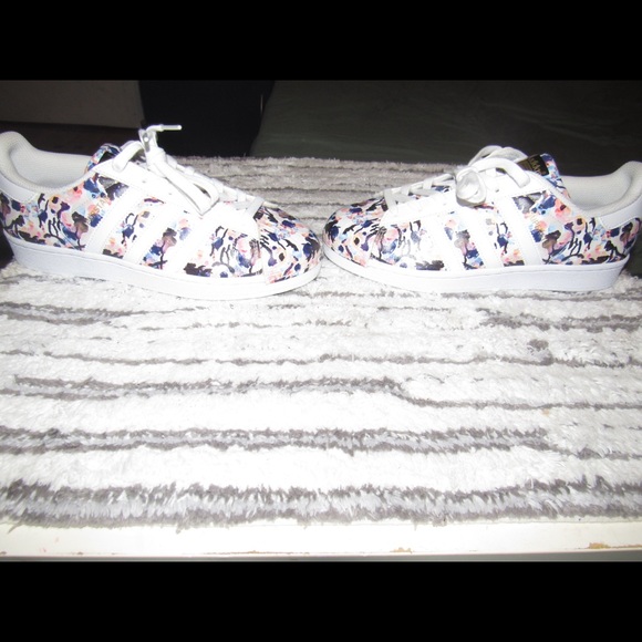 Adidas Women’s Shelltoes - Picture 3 of 5